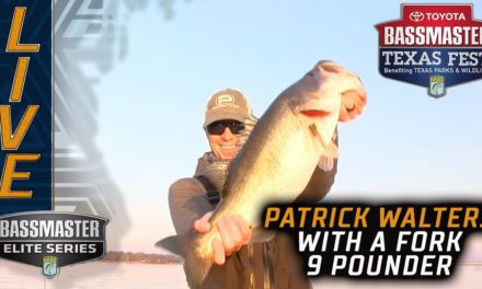 Bassmaster – Patrick Walters lands a Giant 9 pounder at Lake Fork