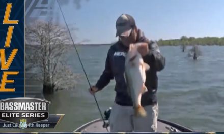 Bassmaster – Santee Cooper: Kuphall connects with a 7+ pound bass