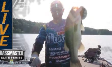 Bassmaster – PICKWICK: Lester lands a good bass to extend his lead on Championship Sunday