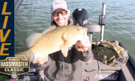 Bassmaster – CLASSIC: Jeff Gustafson lands his Day 2 kicker on Fort Loudoun and Tellico