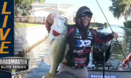 Bassmaster – Classic Champ Justin Hamner with a 5 at the Harris Chain