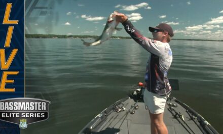 Bassmaster – JT Thompkins with a 5+ pounder on Day 2 at Murray